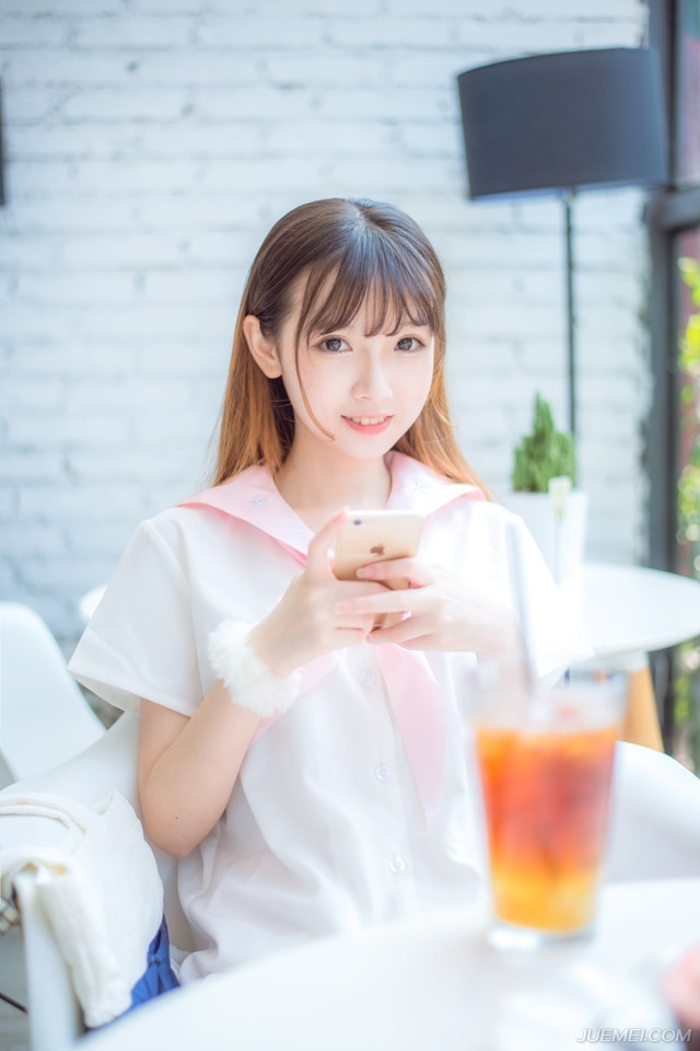 “主公……”黄权站出来一步，面色有些复杂的摇了摇头。