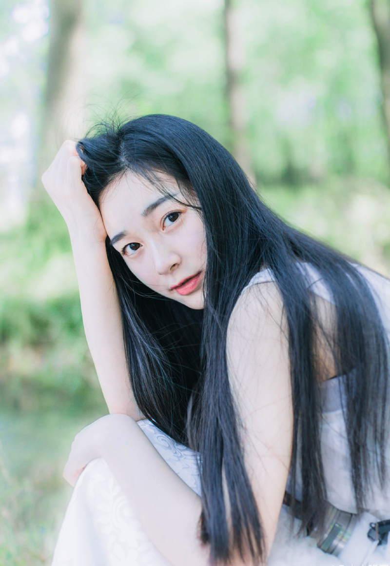 庞统正要说话，地面突然震颤起来，众人下意识的抬头看去，却见一支骑兵正在向这边赶来，速度不快，人数也只有数十人，但却有一股面对千军万马奔腾而来的气势，沿途所过，百姓下意识的避让开。